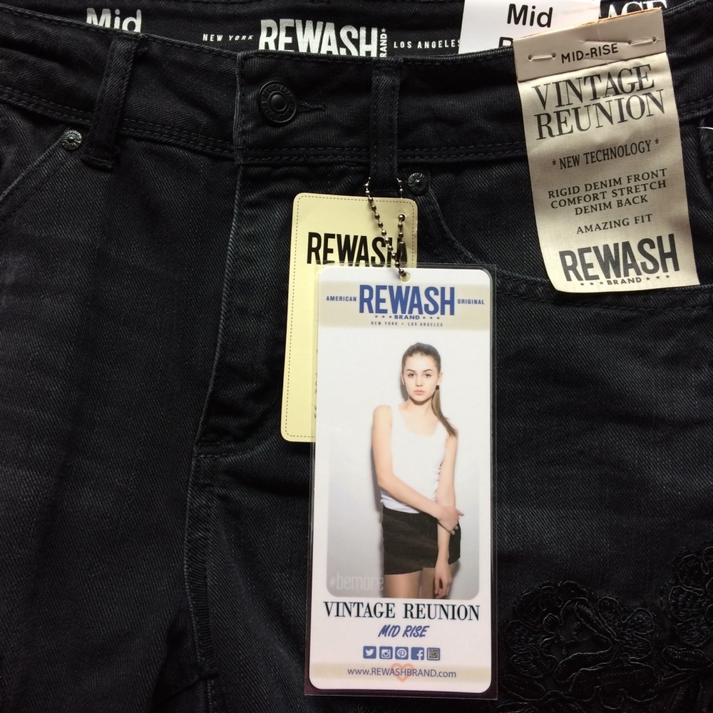 Rewash Mid-Rise Lace Detail Shorts - Picture 4 of 4